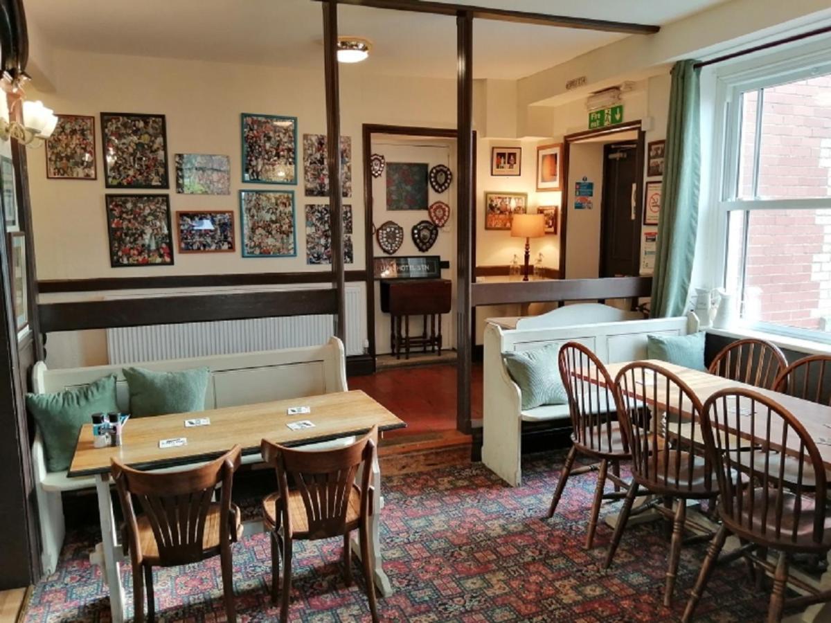 Lion Hotel Llanbister Екстериор снимка