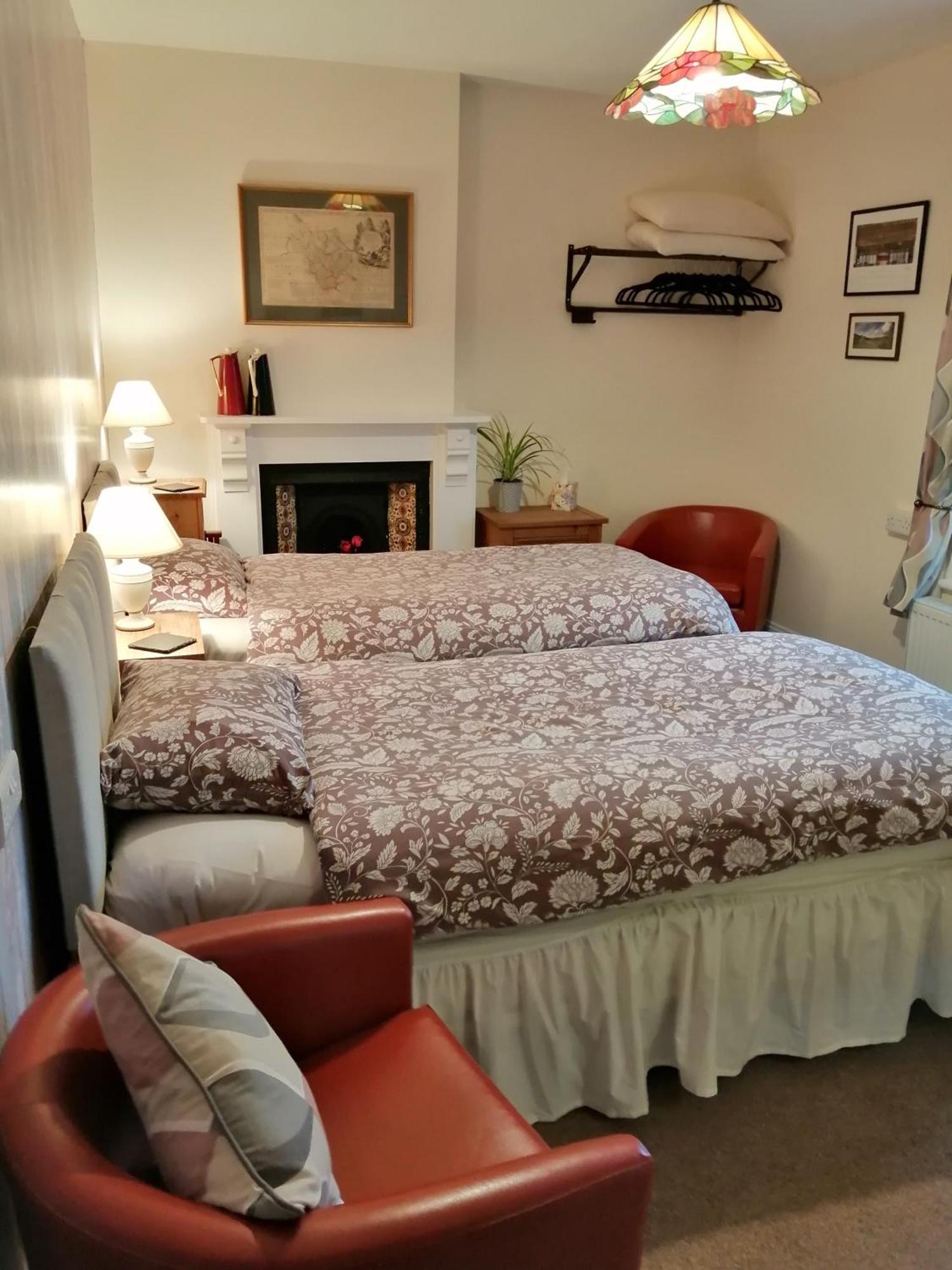 Lion Hotel Llanbister Екстериор снимка